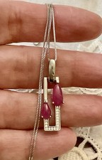 RUBIS VÉRITABLE ,  OR BLANC / ARGENT , ANCIEN COLLIER PENDENTIF CHAINE