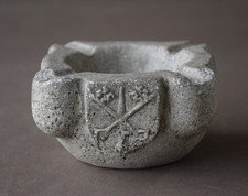 Petit mortier bénitier ancien en pierre , décor croix de Malte et d'un écusson