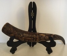 RARE CORNE DE BŒUF SCULPTÉE DE MOTIFS PERSONNAGES TRIBALES 19 ÈME LONGUEUR 60 CM