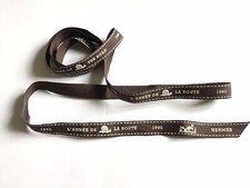 RUBAN BOLDUC HERMES PARIS 1995 L’ANNÉE DE LA ROUTE Longueur 1m02 MARRON ESCARGOT