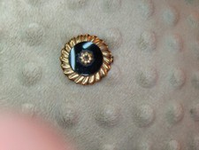 broche couleur jaune avec Pierre noire