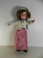 Jolie poupée bouche ouverte