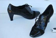 ROBERTO BOTELLA  Richelieu en daim et cuir verni noir. T.38 IT. Semelle 25 cm 