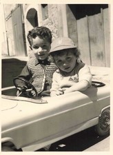 ANCIENNE PHOTOGRAPHIE 1960 PRADES PO (66) ENFANTS DANS LEURS VOITURE A PEDALE