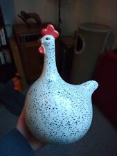 Grande poule "poulette" mouchetée noire et blanche