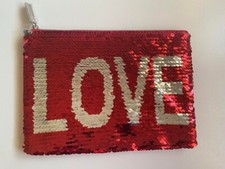 1 trousse à maquillage love