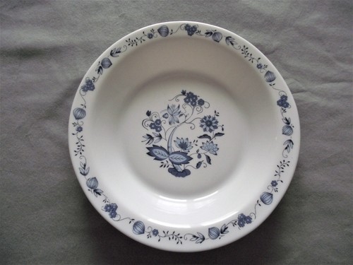 Plat rond creux avec rebord - 1,