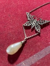 Charmant collier pour femme avec caractéristiques uniques papillon et perle