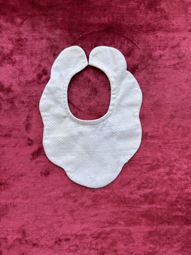 Petit bavoir ancien col - col, robe