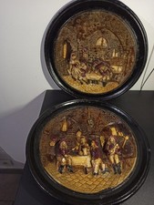 Deux Grande Assiette en relief - Scène médiévale de taverne - Décoration