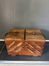 Ancienne travailleuse boîte à couture en Bois