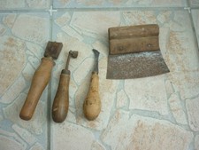 lot de 4 anciens outils art populaire tonnelier , cordonnier , bourelier