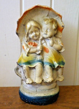 Très ancienne tirelire à casser en plâtre 2 enfants sous un parapluie