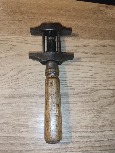 Ancienne clé à - ,