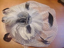 Superbe bibi/voilette de cérémonie grise avec plumes et tulle plumetis TBE