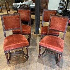 Suite de quatre chaises de style Louis XVI en noyer, garnies de velours couleur