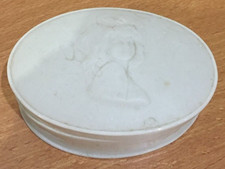 Ancienne bonbonnière boîte pot à crème parfum Marquise porcelaine biscuit blanc