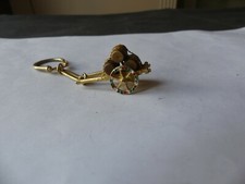 PORTE CLÉ BIJOU METAL DORE CHARETTE AVEC 3 TONNEAUX