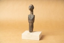 statuette sur socle pierre en