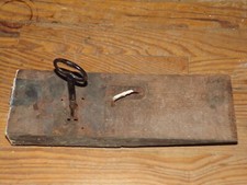 ANCIENNE SERRURE BOIS ET FER FORGE ET SA CLEF