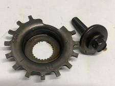 Une pièce moteur diverse moto - une,
