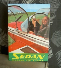 GRANDE plaque ancienne tôle Bistrot " PIN UP AVION SEDAN" vintage -34 cm X 24 cm