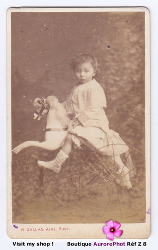 Enfant sur jouet - jouet, tricycle