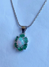 Pendentif halo émeraude opale