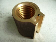 À Gauche G. . Écrou de la