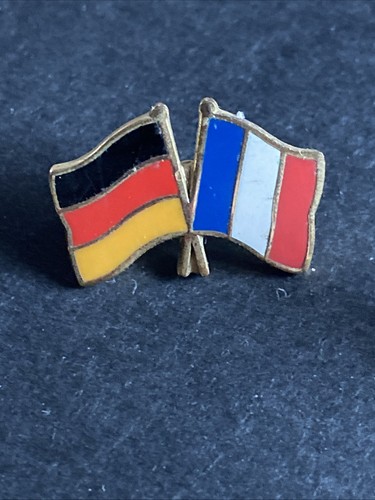 Pin drapeaux amitiés - pin’s,