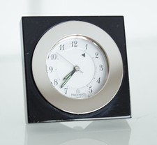 Réveil Carré Nepro noir et lunette argentée N445.257 - fabrication suisse