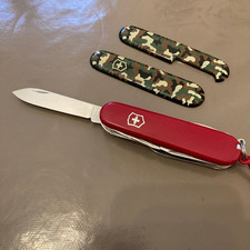 Couteau suisse Victorinox Huntsman rouge, 91 mm + plaquettes camo  SAK