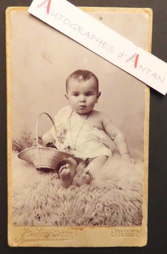 Photo un bébé - ●,
