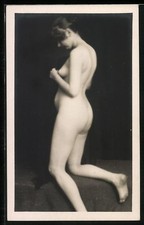 Photo-AK Femme Nue À Genoux À Moitié De Dos Vers Le Spectateur Acte