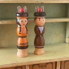 LOT 2 TRICOTINS EN BOIS PEINT - COUPLE INDIENNE ET TRAPPEUR - 11,3CM