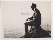 Affectueux bel homme sans