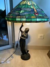 SUBLIME LAMPE STYLE TIFFANY, CORPS DE FEMME EN BRONZE, ABAT-JOUR LIBELLULE
