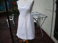 un tablier femme en lin blanc taille unique avec brodure autour