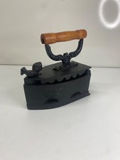 Ancien fer à repasser vintage en fonte avec décors coq ? dans son jus