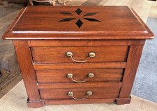 Ancienne commode de poupée en