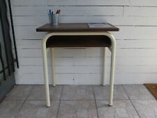 Bureau d'écolier entièrement