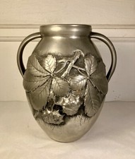 Important vase amphore en étain, à décor de chardons. Art Nouveau.