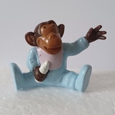 FIGURINE PUBLICITAIRE OMO - BÉBÉ SINGE AVEC BIBERON 