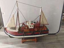ANCIENNE MAQUETTE BATEAU DE PECHE  / CHALUTIER EN BOIS - SUR SOCLE