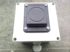 prise + socle mural 16 amp 3 poles SCAME mono + contact fiche présente