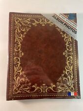 Ancien Album Photo En Cuir, Décors Et Dorures Classiques Sous Blister