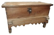 ANCIEN COFFRE. AVEC PIEDS