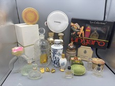 Lot de flacons de parfum et objets de parfumerie