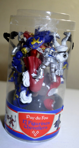 Tube 12 figurines - →,