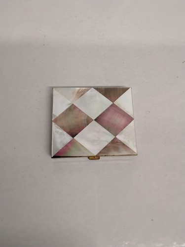 Poudrier nacre - en,
